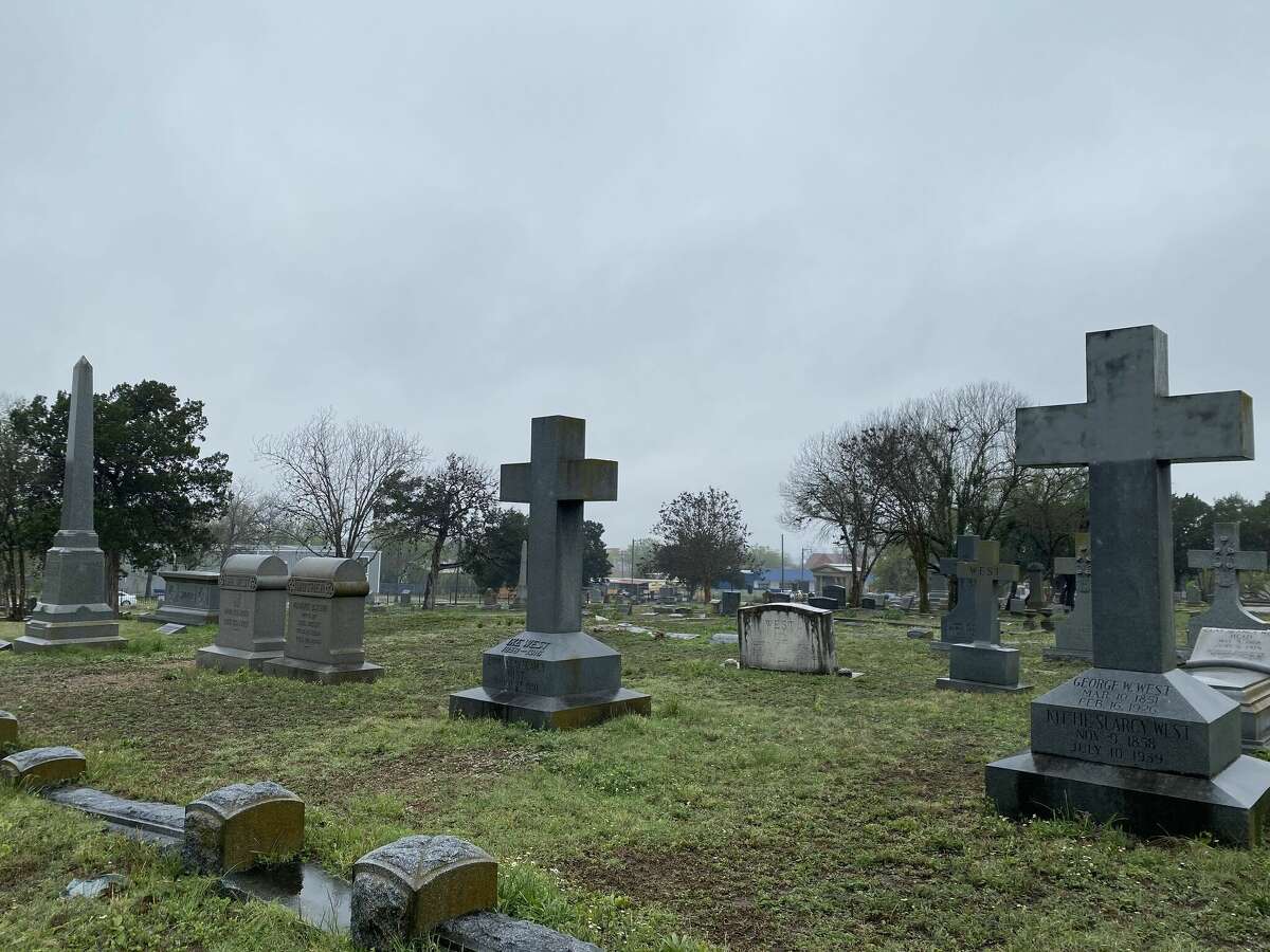 Il lotto della famiglia occidentale al cimitero massonico di Alamo nell'East Side di San Antonio, visto il 21 marzo 2023. 