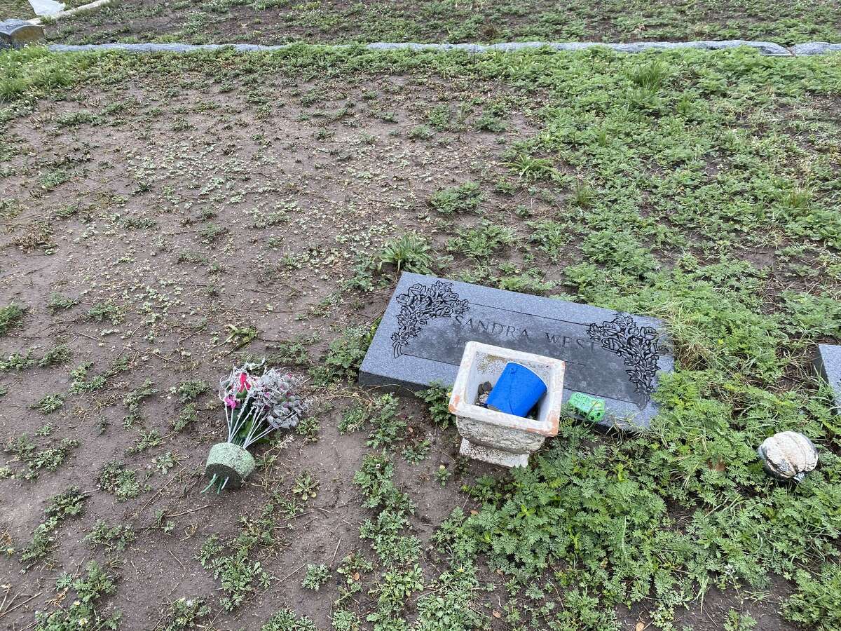 La tomba di Sandra West nel cimitero massonico di Alamo sul lato est di San Antonio, come visto il 21 marzo 2023. La Ferrari è sepolta in uno spazio aperto vicino al marcatore di West. 