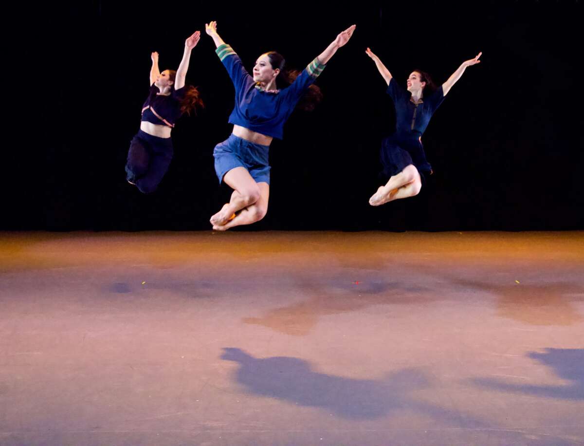 Los bailarines del Ballet Hispánico se presentan en "Homepound / Ela" Espectáculo 2019 diseñado por Bennyroyce Royon.  