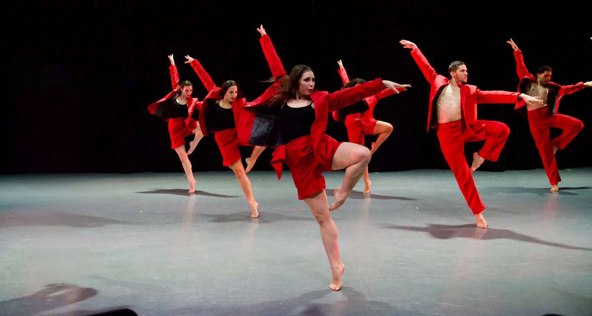 Bailarines de ballet españoles interpretan una coreografía de la bailarina Tsai Hsi-hung. 
