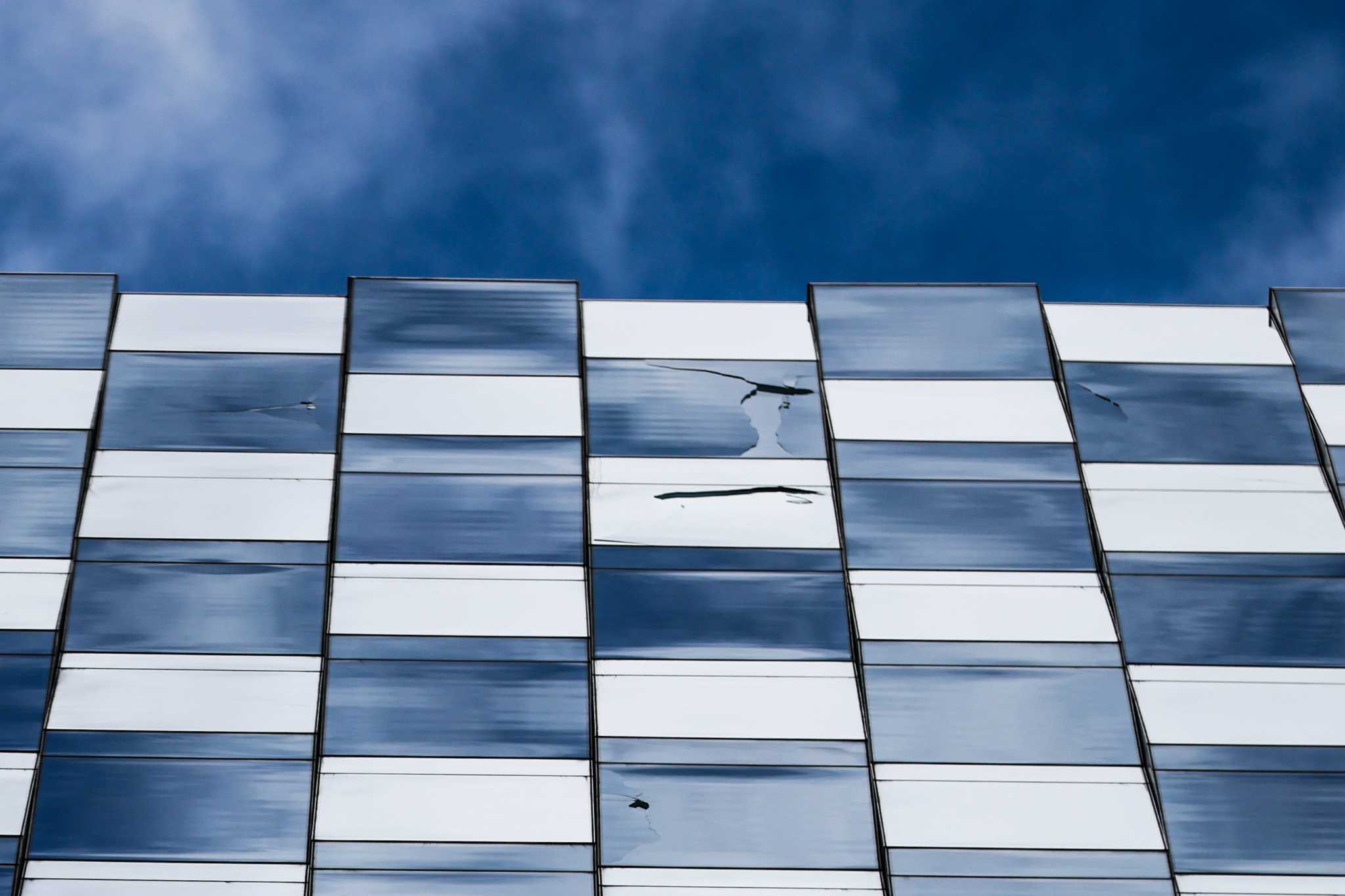 S.F. skyscraper sees cracked windows again in latest storm - Vimarsana News