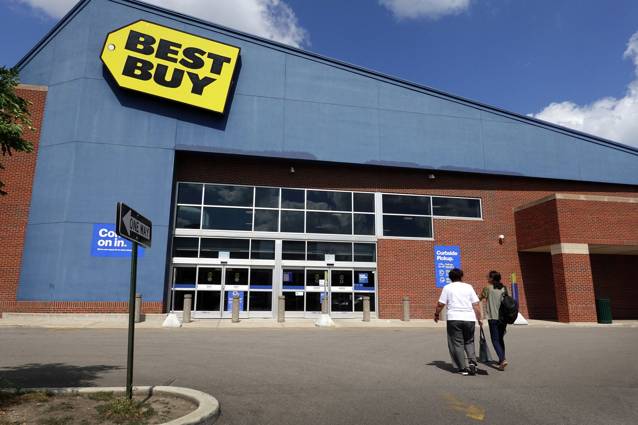 Best Buy is testing a digital-first, smaller retail store