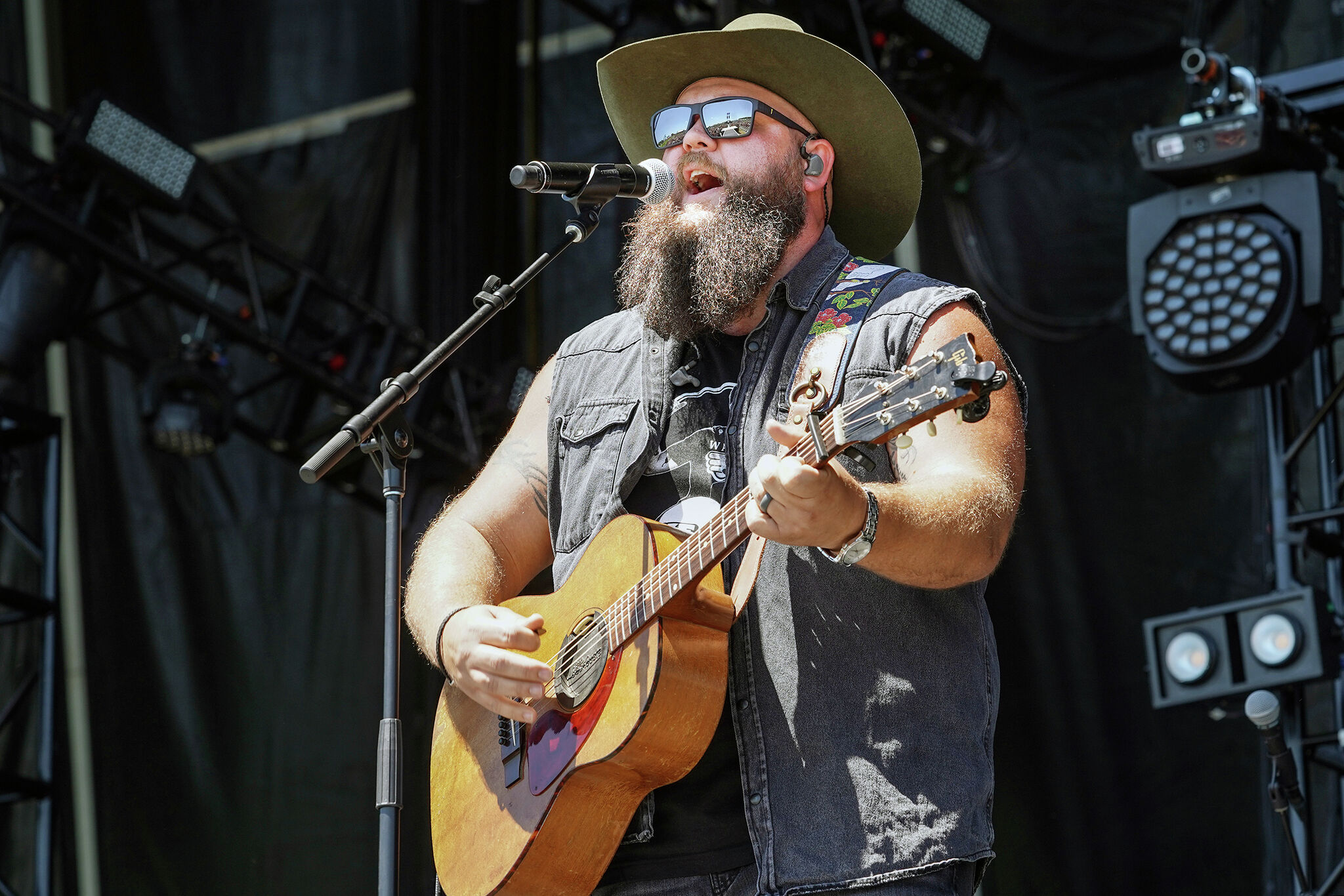 Country musician Larry Fleet to play Boondocks - Vimarsana News