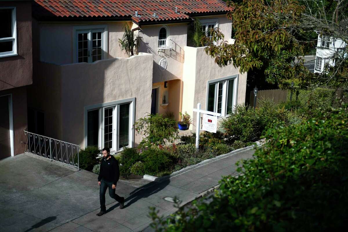 日落区(Sunset District)附近麦哲伦大道(Magellan Avenue)上的一处住宅，这是旧金山传统上较为实惠的社区。该地区最便宜的三分之一房屋的价格一直居高不下，而最昂贵的三分之一房屋的价格则大幅下跌。