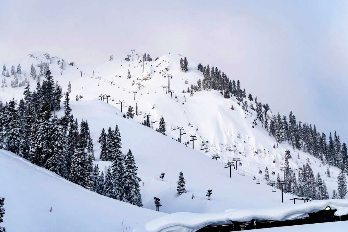 这张由Palisades Tahoe提供的照片显示了3月1日滑雪场上新覆盖的雪。该度假村计划开放到今年7月的第一周。