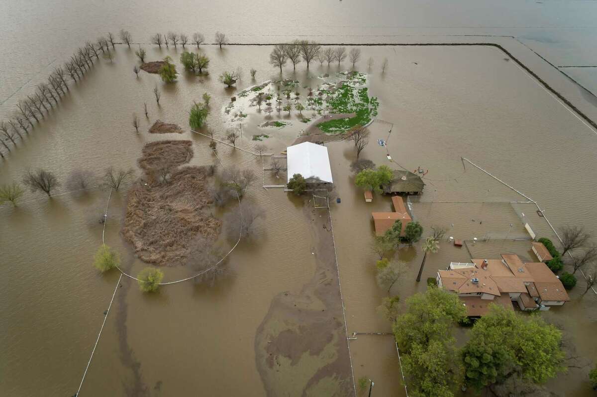 周二，科科伦的国王县社区南部，一座房屋坐落在不断上涨的水面上。南部圣华金河谷的洪水使休眠已久的图拉雷湖恢复生机。