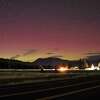 晚上10点左右，在加利福尼亚州的Yreka，北极光在地平线上短暂舞动，这种天气现象在西海岸很少见到。3月23日，在加州的Yreka看到了罕见的北极光。这张照片摄于伊雷卡东北方向的蒙塔古路。