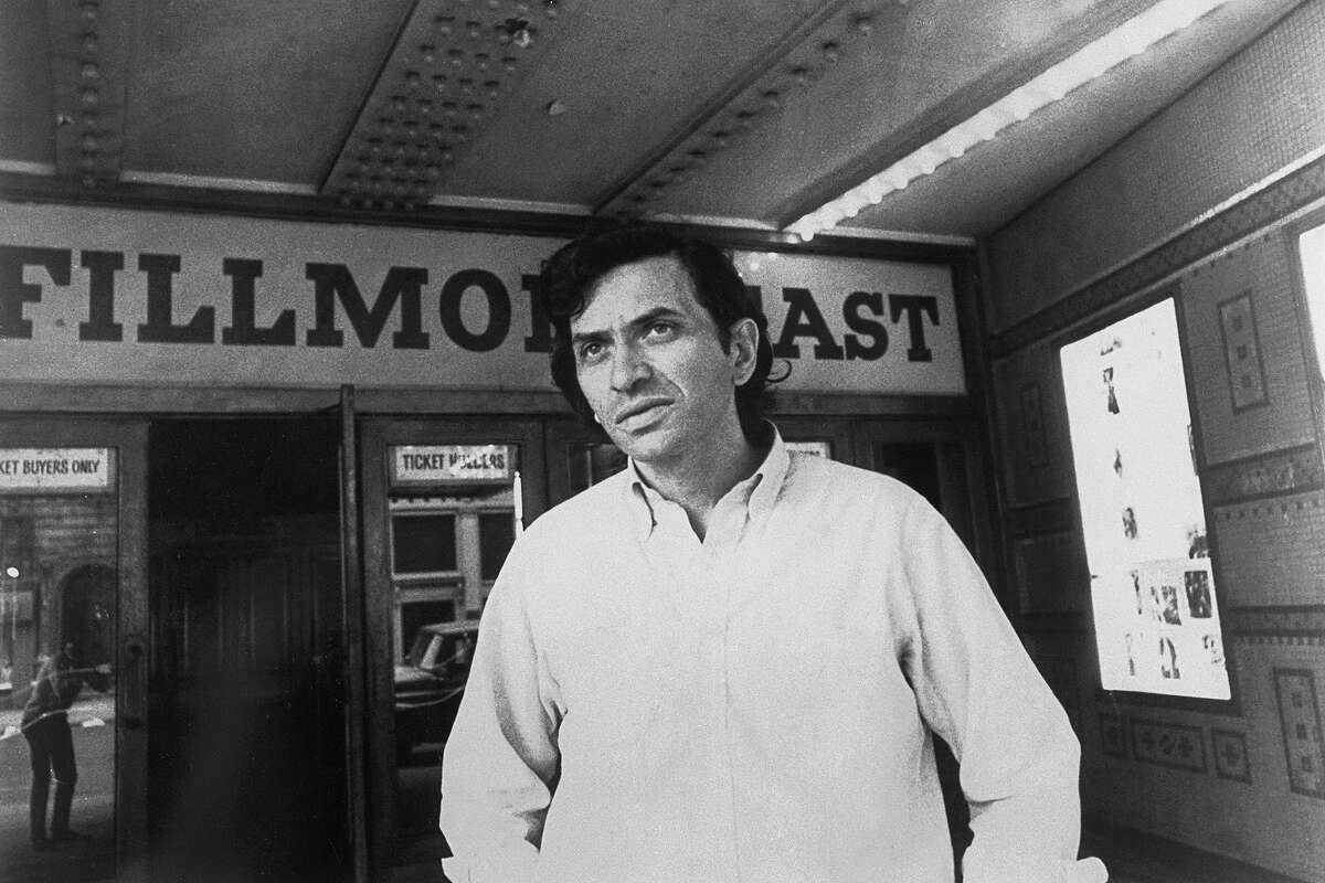 Rock-Promoter und Konzertproduzent Bill Graham posiert vor dem Fillmore East.  Früher als Village Theatre bekannt, wurde das Fillmore East zu einem Veranstaltungsort für Rockmusik, an dem viele Bands ihre Anfänge hatten.