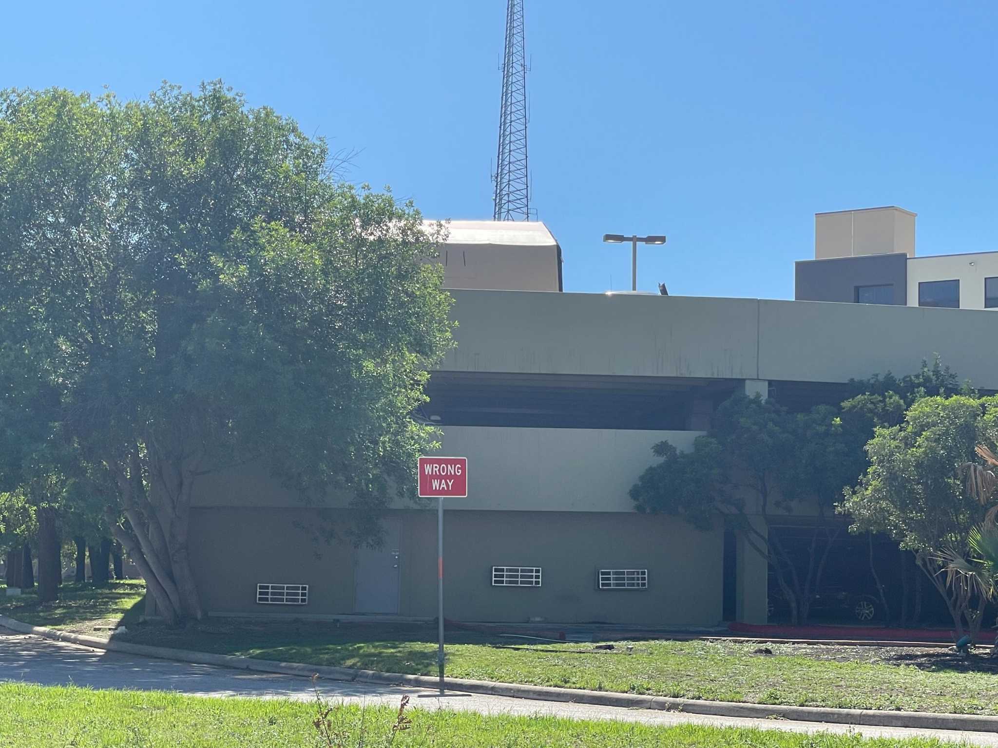 Wanted man fatally shot by U.S. marshals at a San Antonio hotel