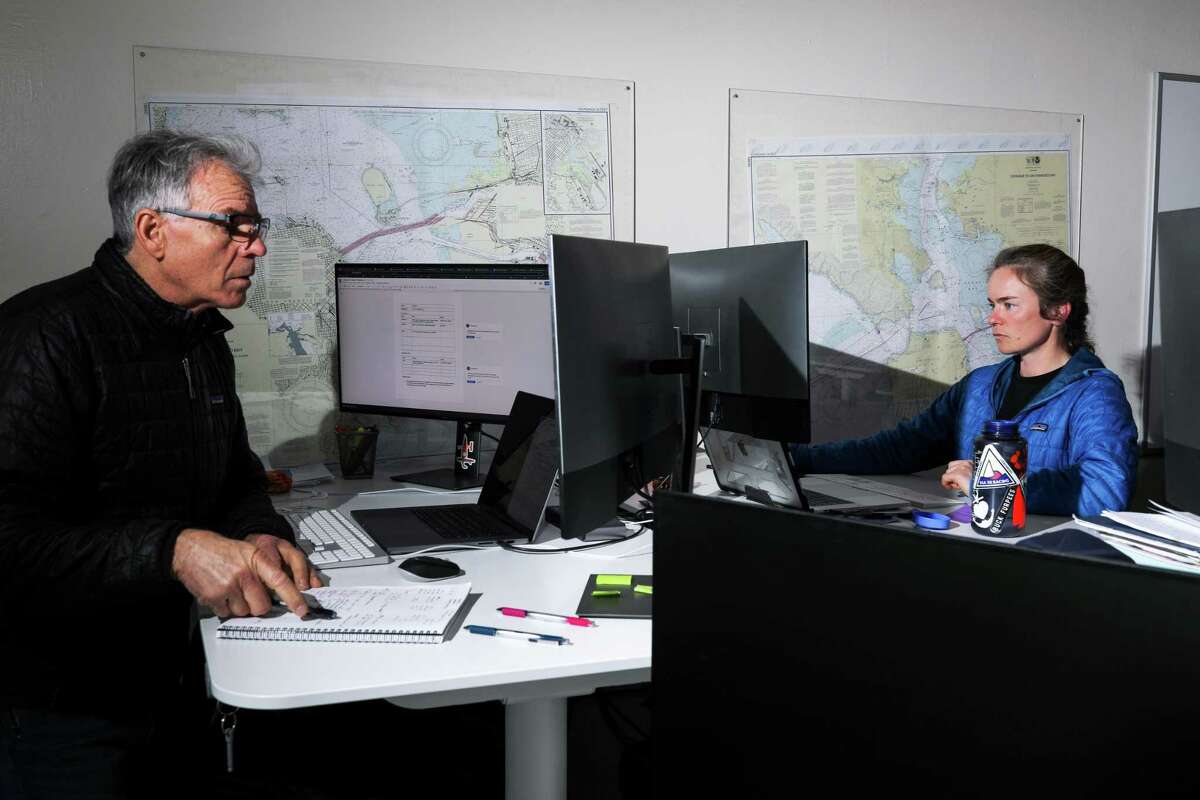 汤姆·基尔什和朱莉娅·帕克斯顿在Saildrone位于阿拉米达的控制室工作。克尔希是任务经理，帕克斯顿是该公司任务管理主任。最近，Saildrone在一个测绘项目中发现了加利福尼亚海岸附近的一座新海山。