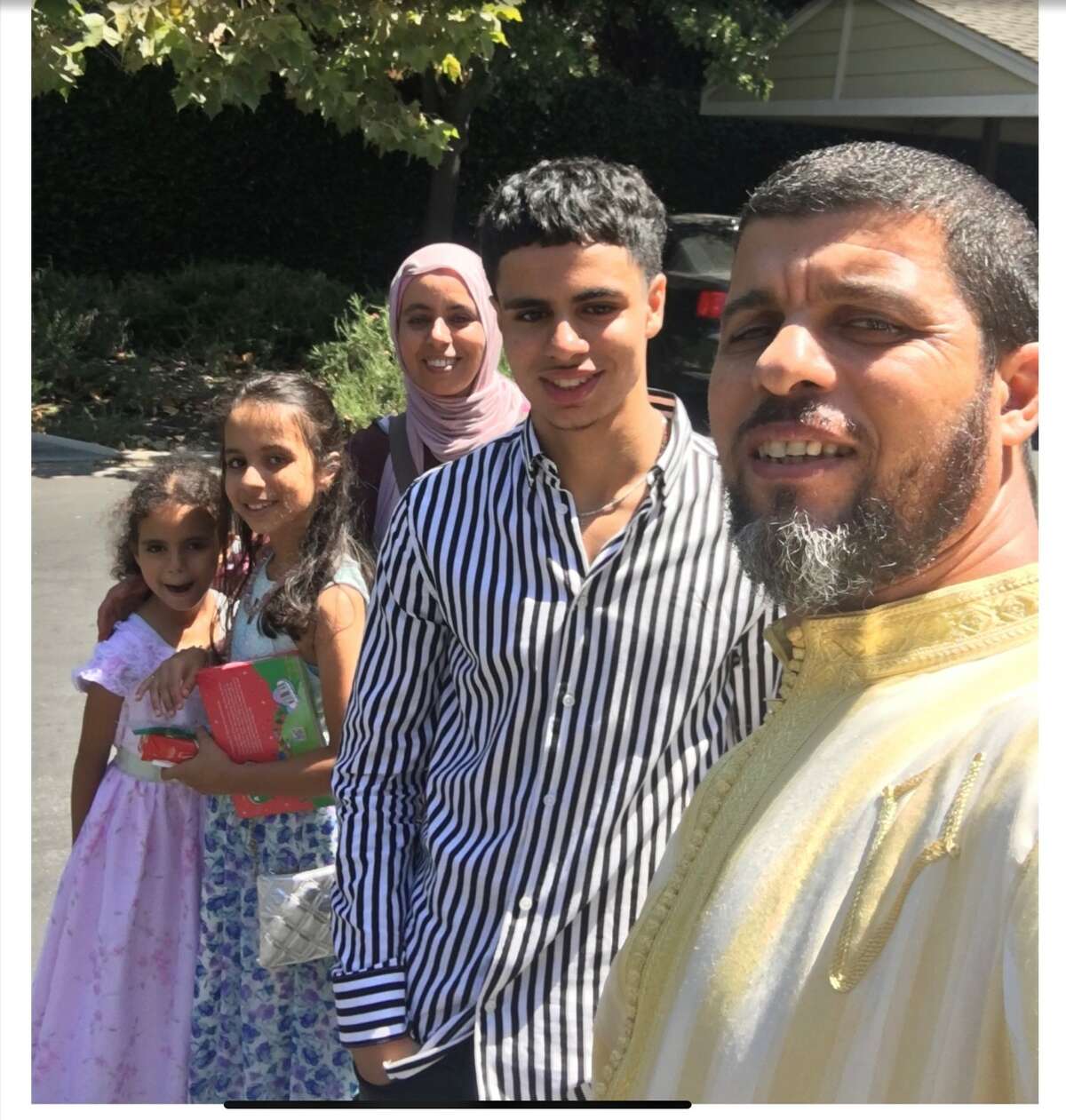 Elias Elhania和他的父母，Abadallah和Zahra，还有姐妹们。2021年8月7日，18岁的Elhania在Airbnb上公布的位于森尼维尔的一处房产中被枪杀。