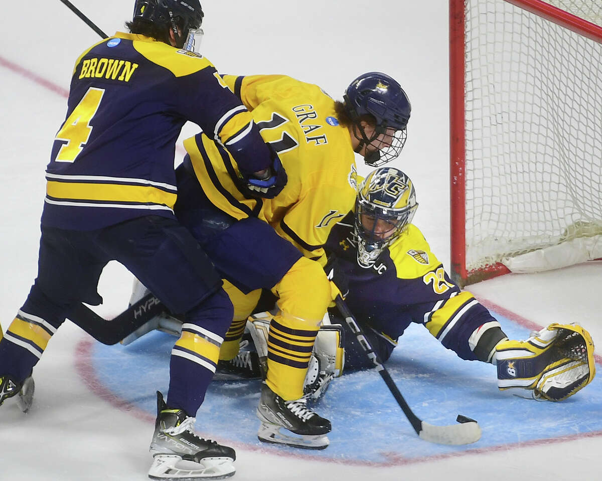Quinnipiac men's hockey shuts down Merrimack in NCAA East opener