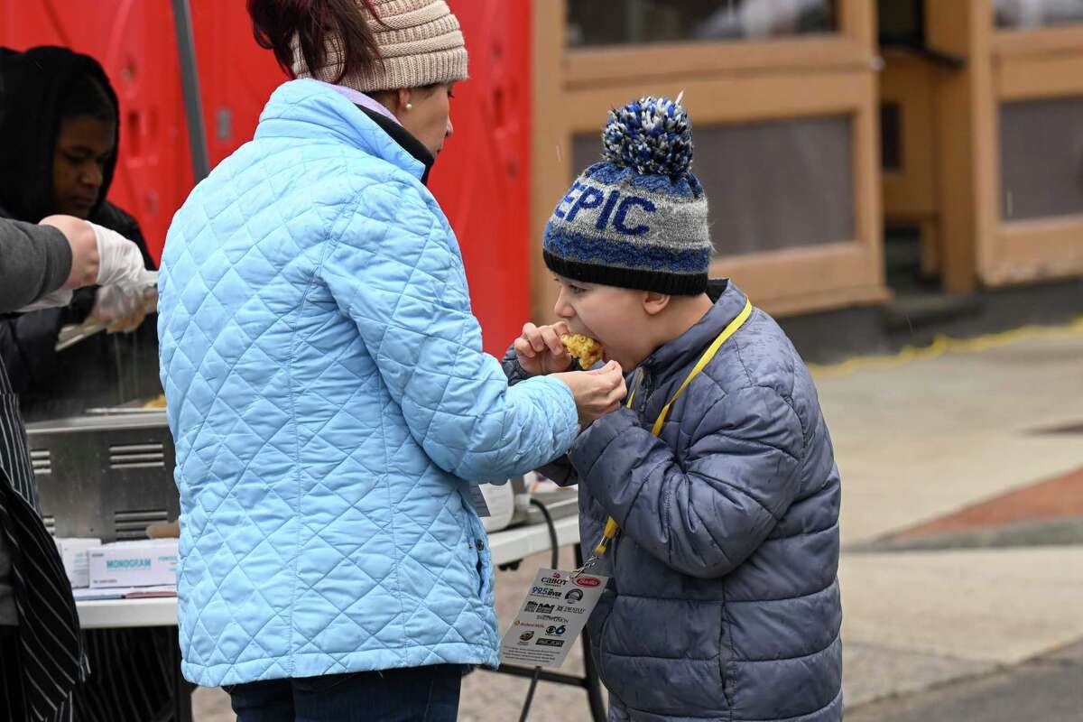MacnCheese Bowl fans brave weather for strolling tastes