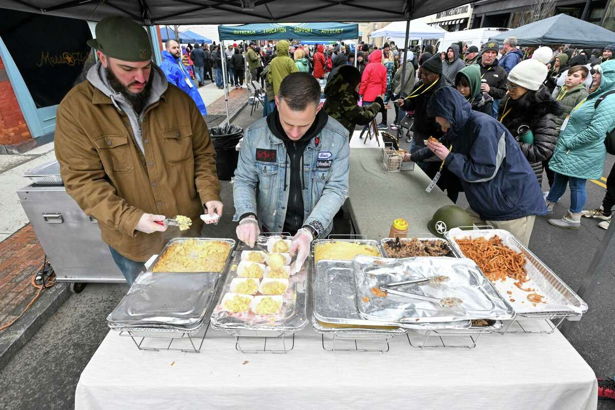 MacnCheese Bowl fans brave weather for strolling tastes