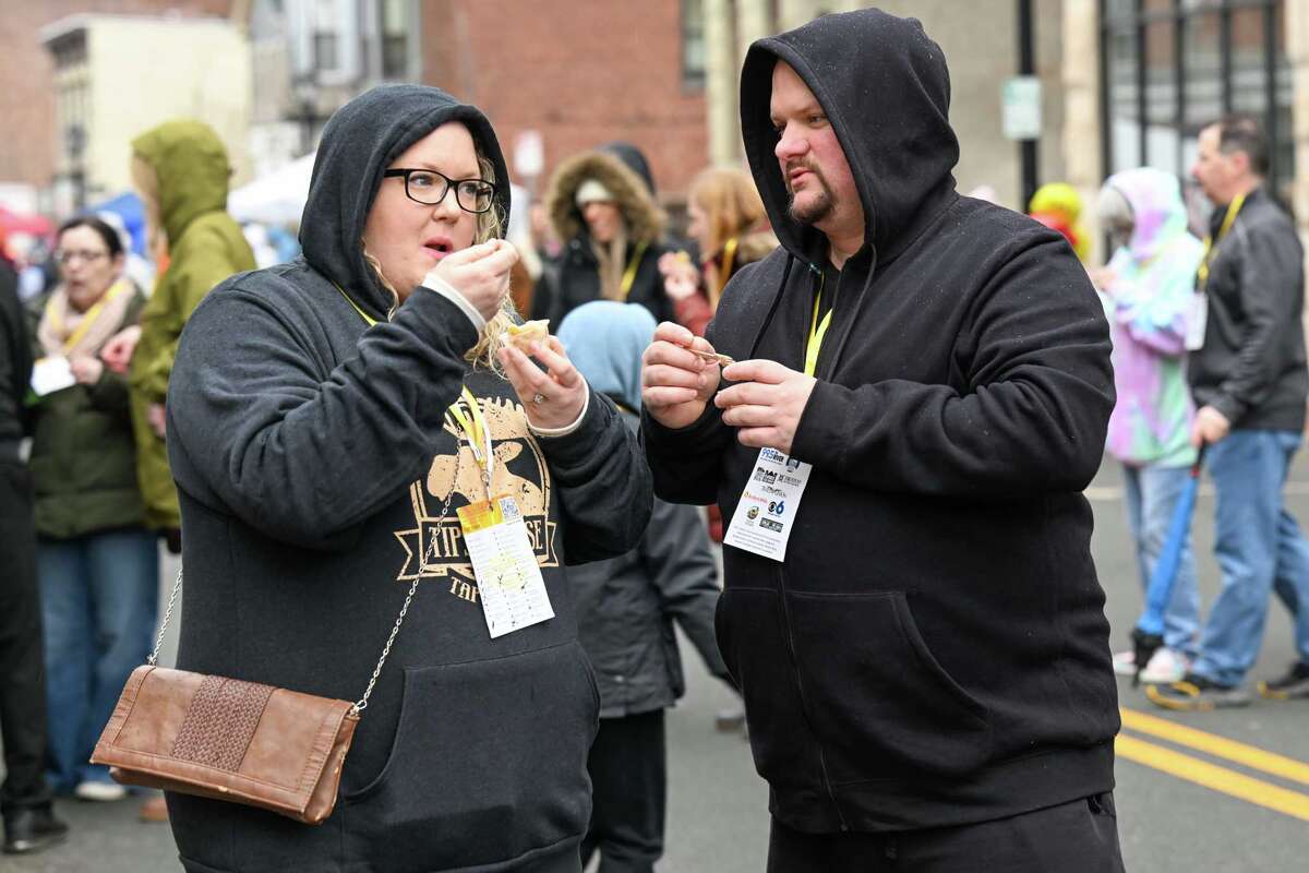 MacnCheese Bowl fans brave weather for strolling tastes