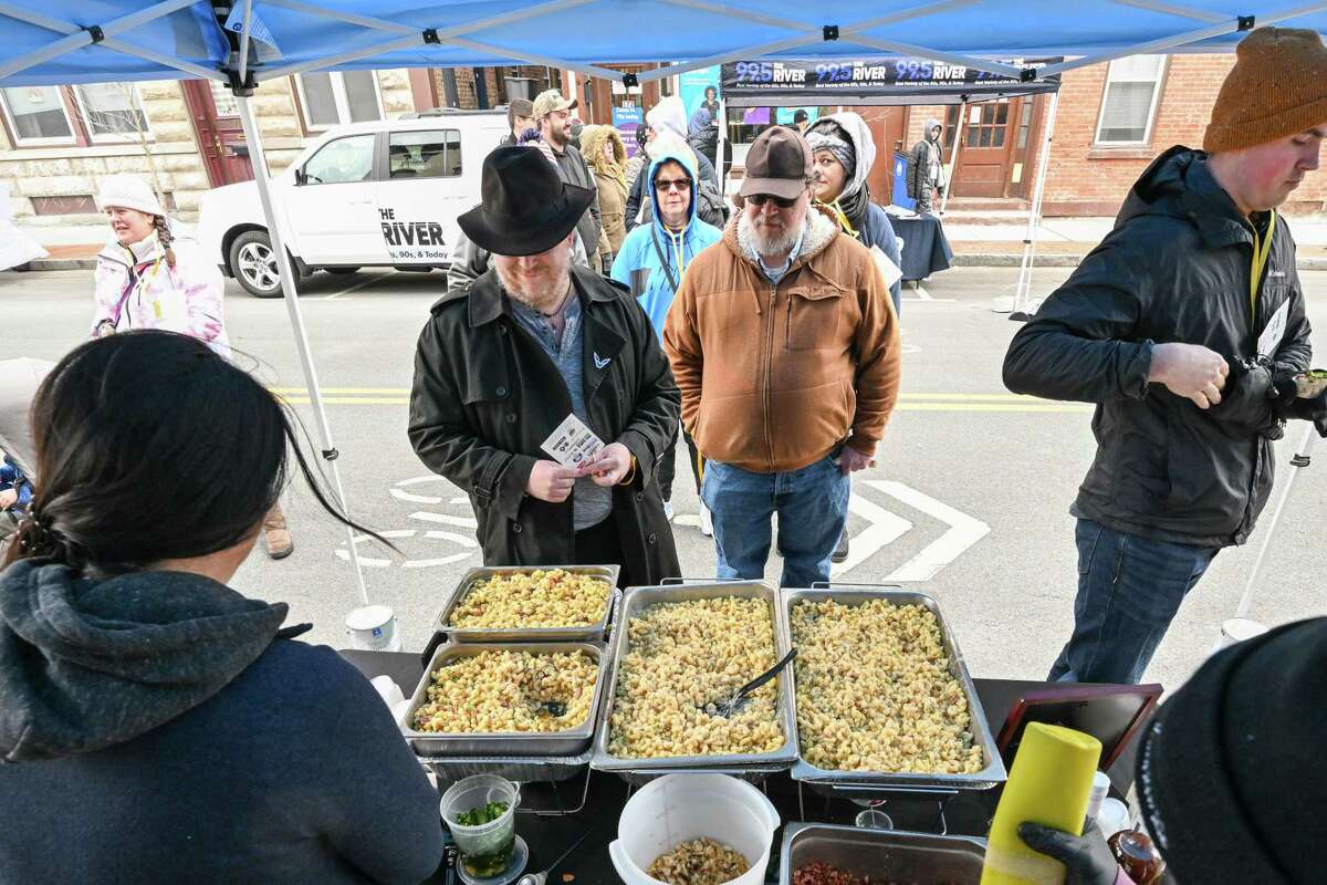 MacnCheese Bowl fans brave weather for strolling tastes
