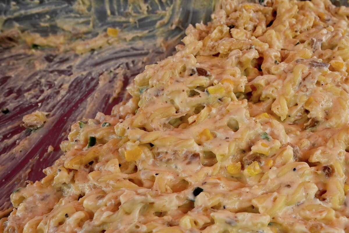 MacnCheese Bowl fans brave weather for strolling tastes