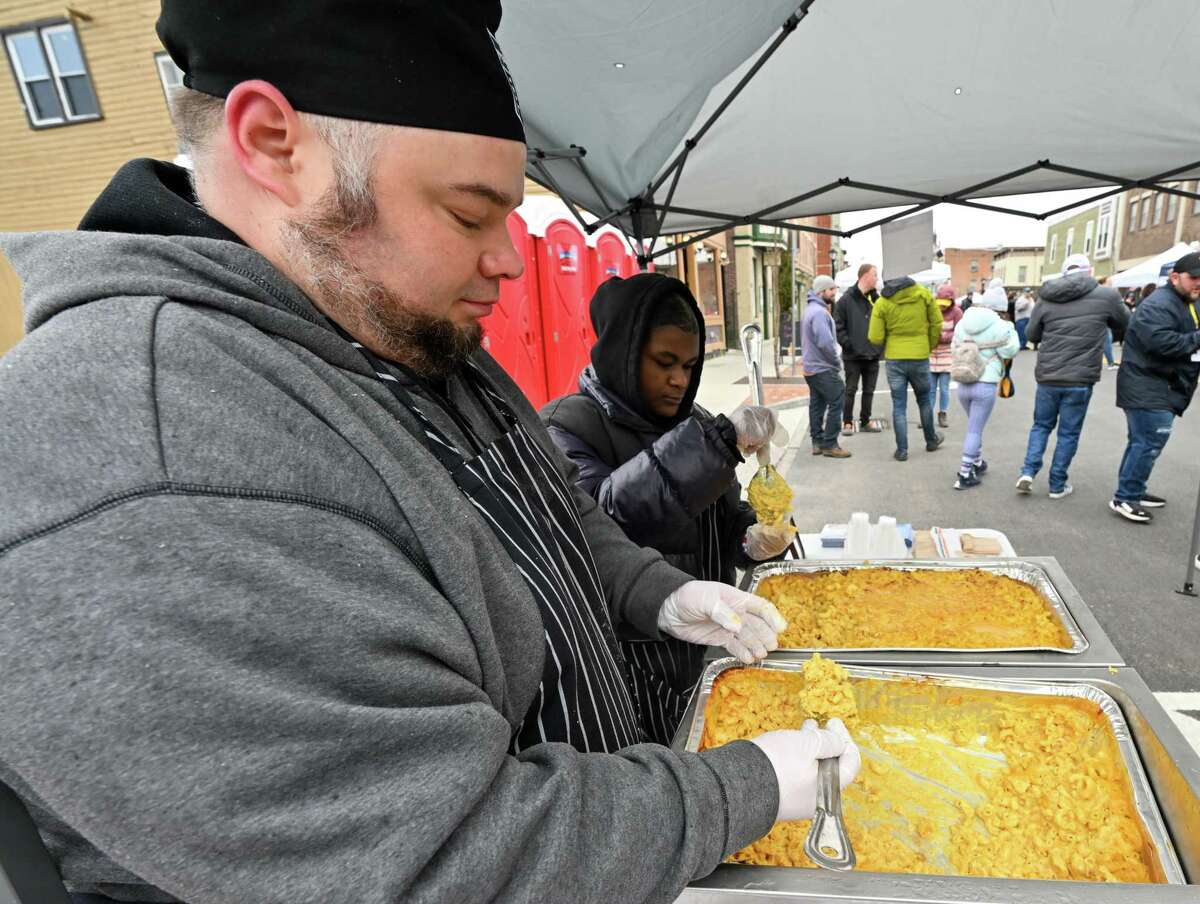 MacnCheese Bowl fans brave weather for strolling tastes
