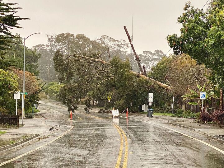 Many Santa Cruz residents endure days of blackouts after storms - Vimarsana News