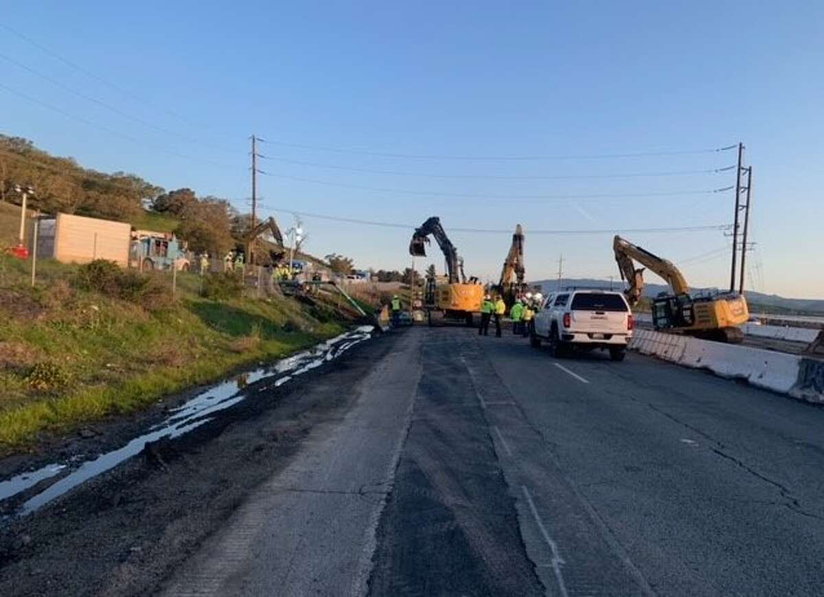 周日，马林县101号高速公路南行的部分路段仍然关闭，工作人员正在修复风暴造成的山体滑坡造成的破坏。