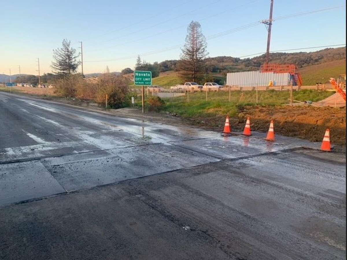 周六晚上，由于山体滑坡，101号高速公路在维修期间被迫关闭，周日，101号高速公路在马林和索诺玛边境的部分南行路段重新开放。