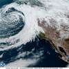 周二上午，美国国家海洋和大气管理局(National Oceanic and Atmospheric Administration)的卫星图像显示，一个热带气旋正在太平洋上空旋转，这将为加州和俄勒冈州带来降雨、大风和雷暴天气。
