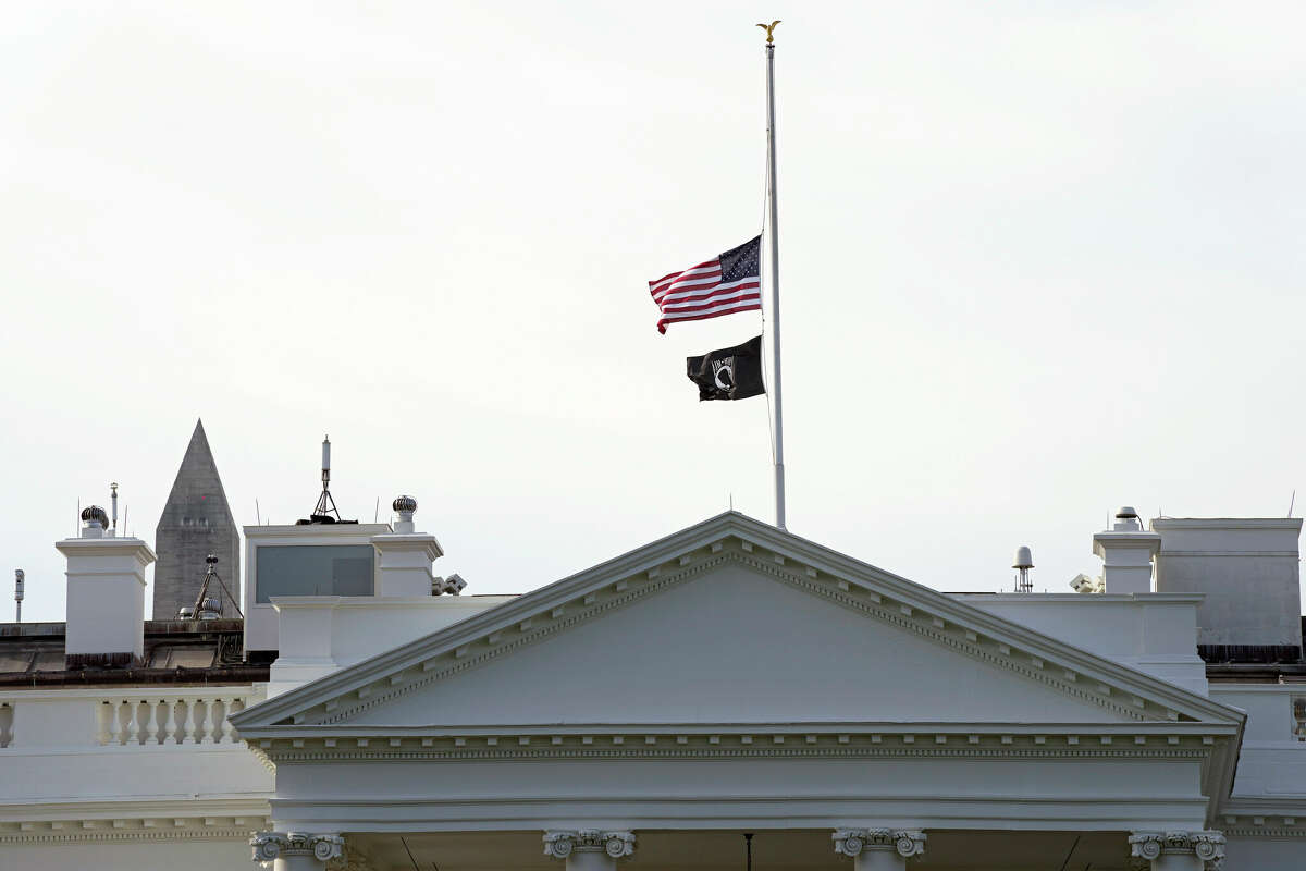 纳什维尔一所私立基督教小学发生大规模枪击事件后，白宫降半旗致哀。