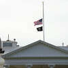 国旗下半旗的速度飞行在华盛顿的白宫,星期二,2023年3月28日射击私人基督教小学在纳什维尔。(美联社照片/苏珊·沃尔什)