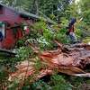 2023年3月28日星期二，工人们在加州Guerneville移除一棵倒下的树。暴雨和强风给该地区造成了破坏。