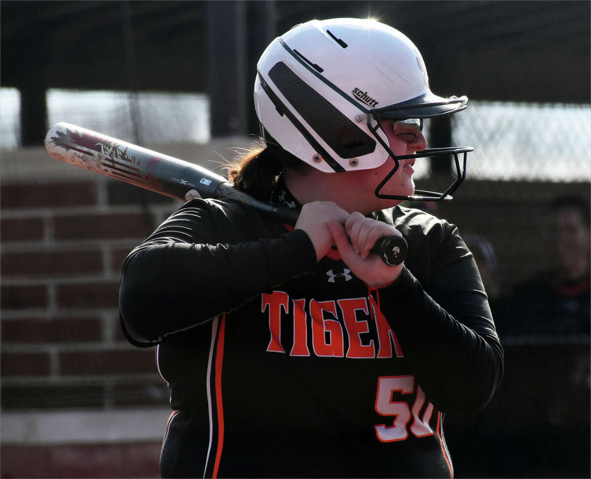 Edwardsville softball splits with Chatham Glenwood