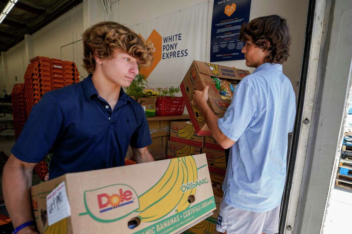 慈善捐赠机构“白色小马快递”的志愿者在普莱森特山运送食物。一辆原本要送给“小白马”的货车在计划捐赠的前一天遭到抢劫和破坏。