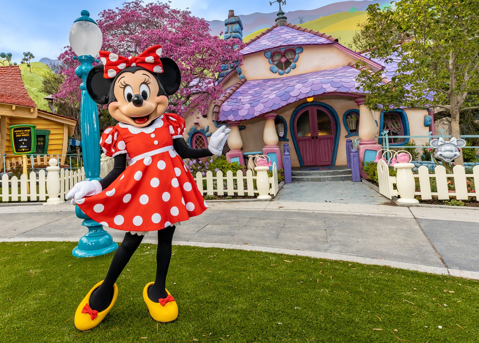 11 Best Disneyland Attractions That Arent Rides Planet Concerns