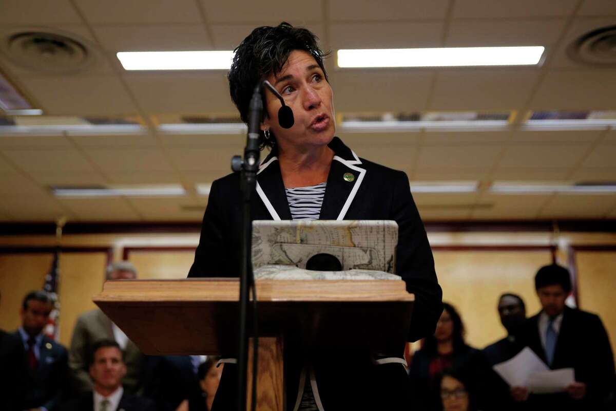 斯托克顿民主党参议员苏珊·塔拉曼特斯·艾格曼(Susan Talamantes Eggman)表示，她对她的SB43法案将扫清障碍，提交州长审议持乐观态度。