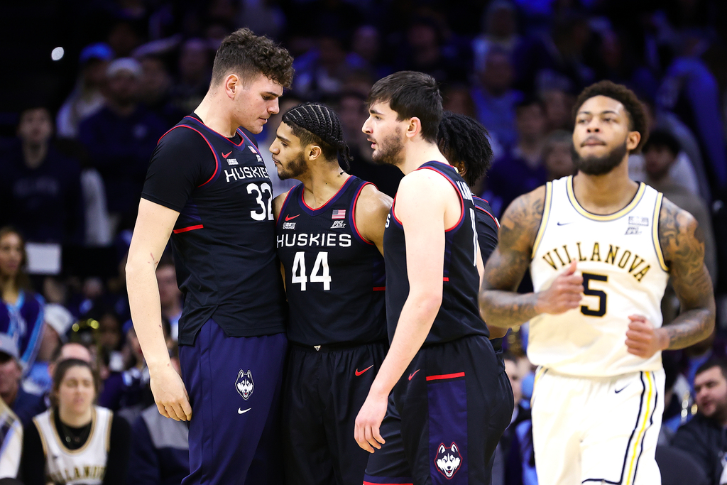 UConn men's basketball freshman Donovan Clingan honoring late mother at ...