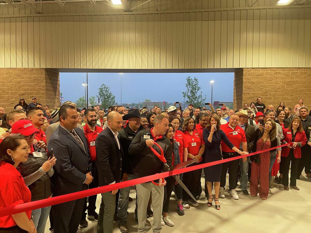 Kyle Costco's general manager cuts the ribbon as hundreds of locals press toward the front door.