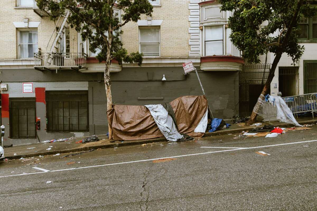 帐篷排列在旧金山田德隆社区的莱文沃斯街人行道上。