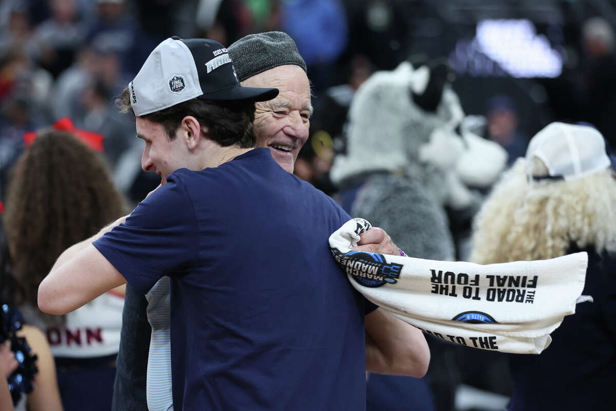 Father-son bond: UConn men's basketball coach Dan Hurley, father Bob share  stories at Hall of Fame