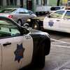2023年1月21日星期六，旧金山警方的车辆停在田德隆站附近。