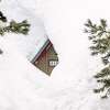 2023年3月10日，星期五，加州金维尔，一所被雪覆盖的房屋。