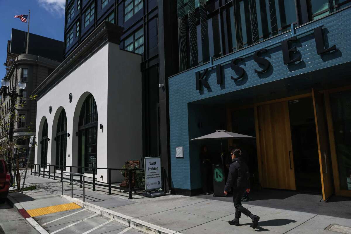 New Oakland housing wrapped in historic garb