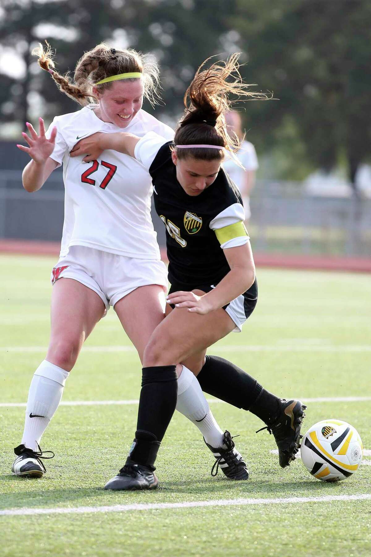 The Woodlands eases past Klein Oak, advances to regional tournament