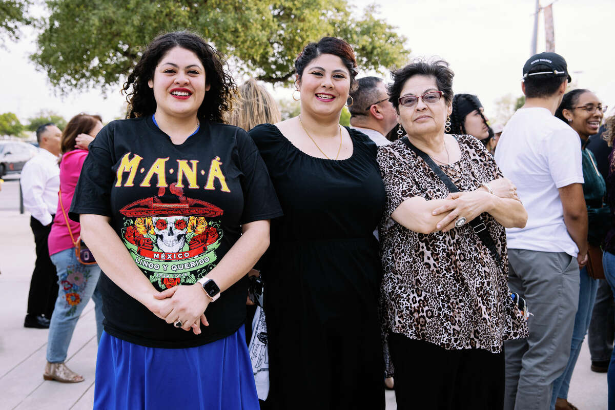 El musical de la mundialmente famosa banda mexicana de pop-rock Maná llovió sobre el AT&T Center y miles de fanáticos en San Antonio el sábado, abril. 