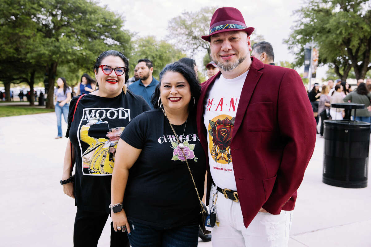 Los éxitos de la mundialmente conocida banda mexicana de pop-rock Maná llovieron sobre el AT&T Center y miles de fanáticos de San Antonio el sábado 1 de abril. 