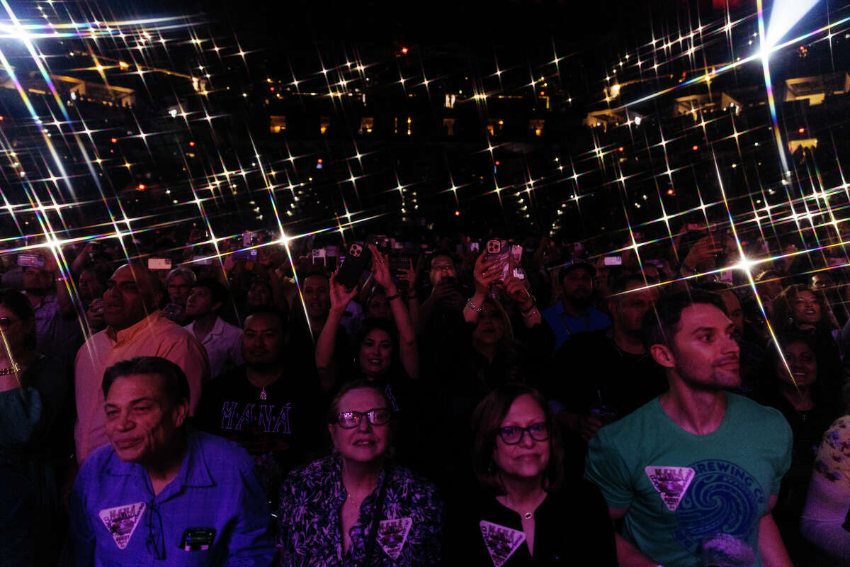 El musical de la mundialmente famosa banda mexicana de pop-rock Maná llovió sobre el AT&T Center y miles de fanáticos en San Antonio el sábado, abril. 