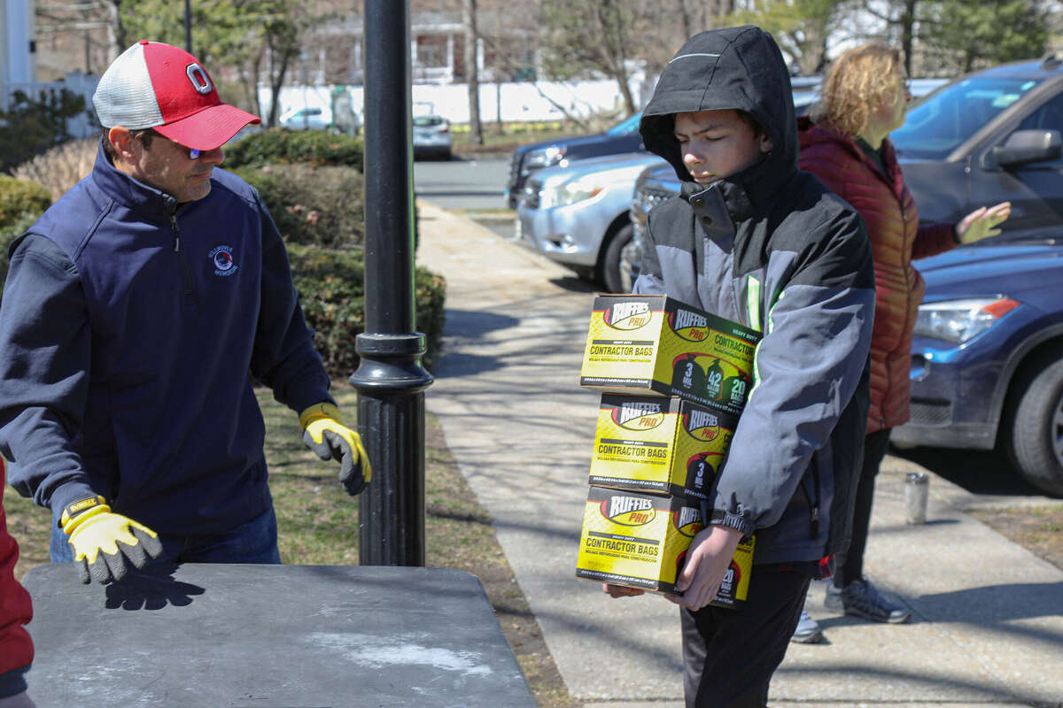 Volunteers on Wilton Cleanup Day pitch in to beautify town