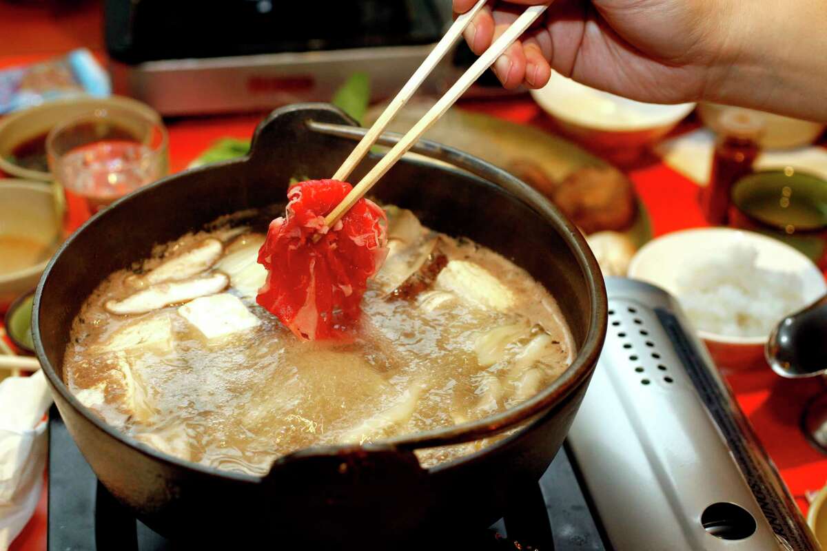 2008年，在旧金山的Mums餐厅，一名用餐者将切成薄片的牛肉浸入沸腾的涮锅中。这家餐厅开了40年就关门了。