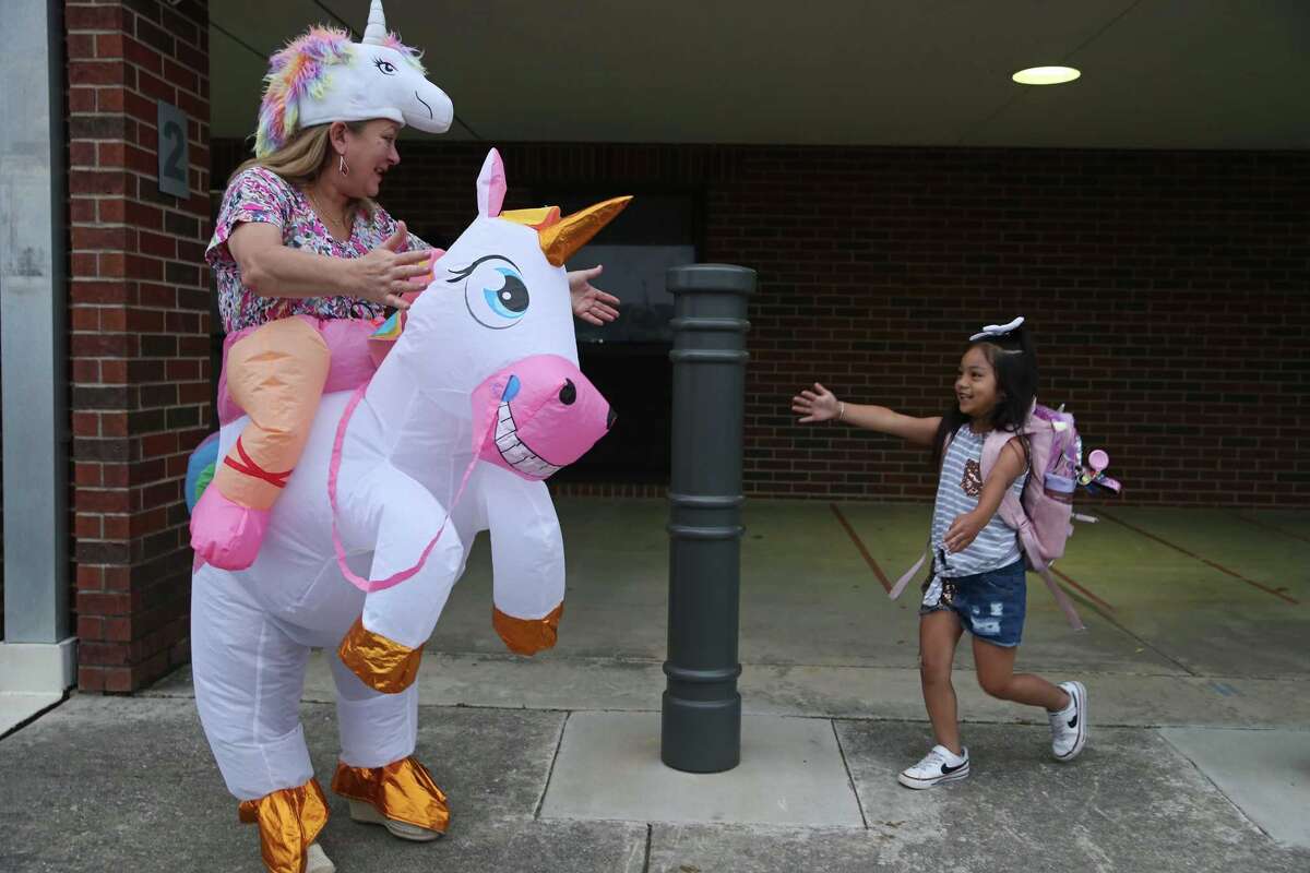 Walnut Springs Elementary teacher wears costumes to greet students