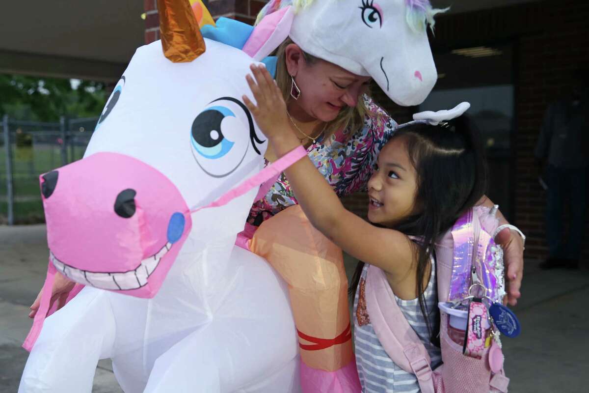 Walnut Springs Elementary teacher wears costumes to greet students