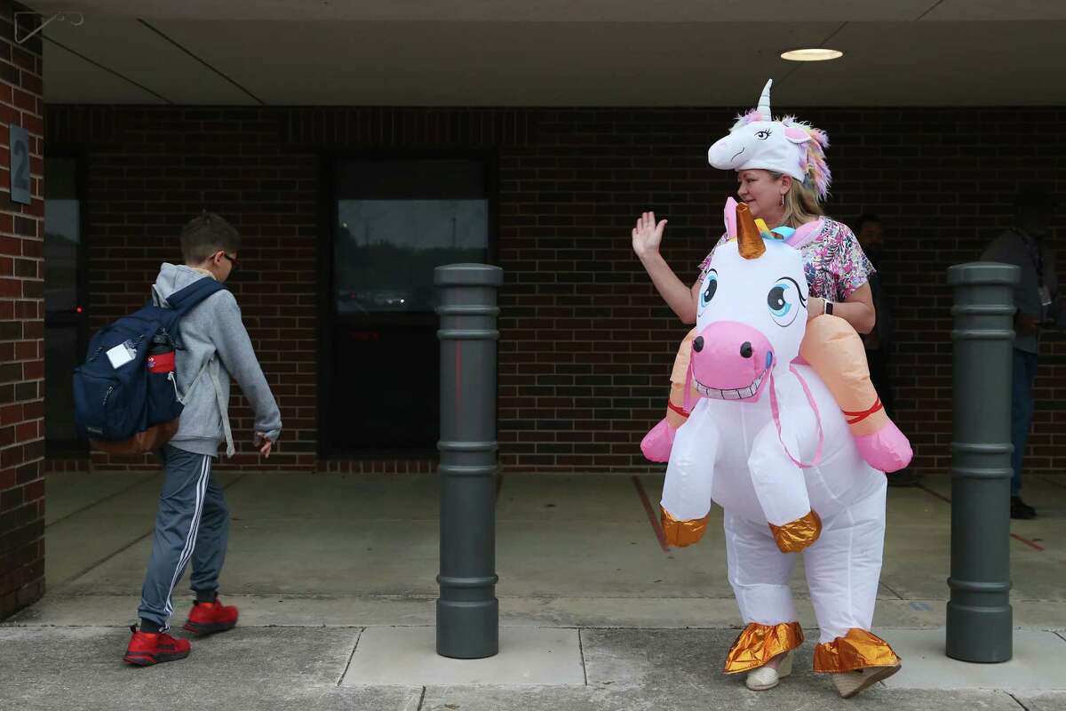 Walnut Springs Elementary teacher wears costumes to greet students