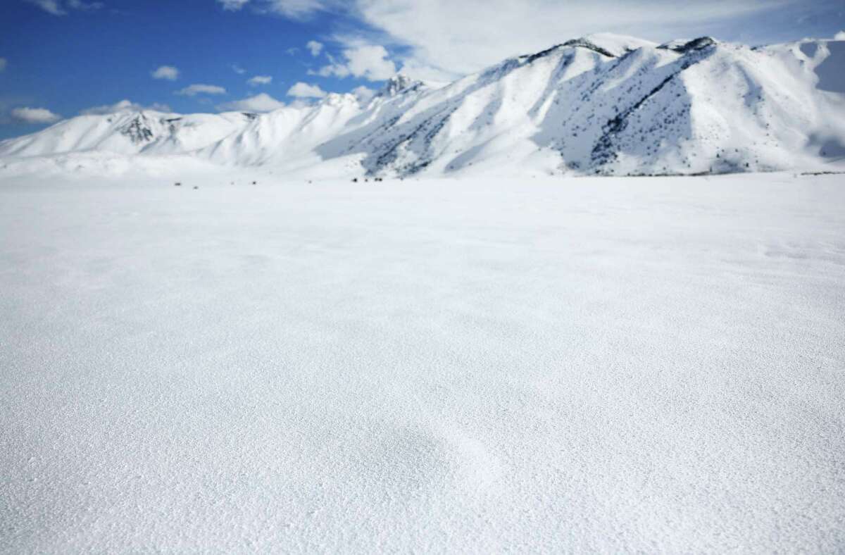 3月30日，大雪覆盖了猛犸湖(莫诺县)附近的内华达山脉景观。4月1日，该山脉的平均积雪量为正常水平的237%，追平了1952年的纪录。